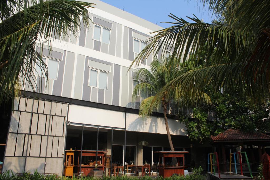 Latar Belakang GreenHotel